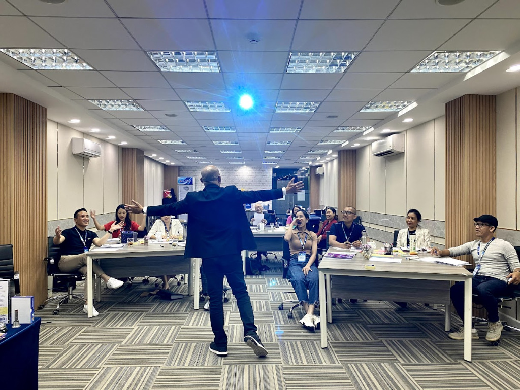 ngôn ngữ cơ thể trong đào tạo, body language cho Trainer, kỹ năng giảng dạy phi ngôn ngữ, Trainer chuyên nghiệp, ngôn ngữ cơ thể,